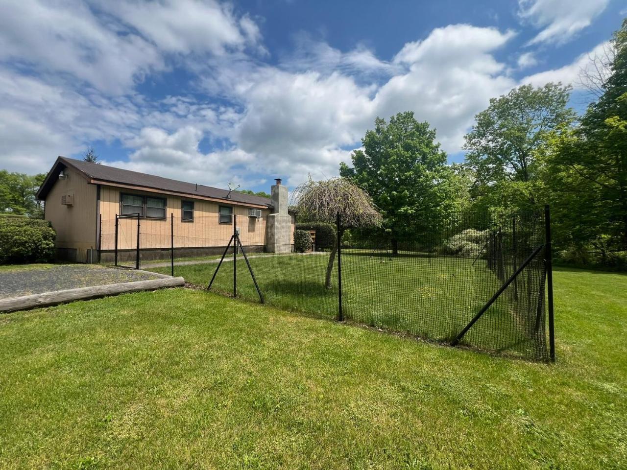 Fenced Yard Chalets From Good Dog Vacations At Big Valley Resort Sciota Luaran gambar
